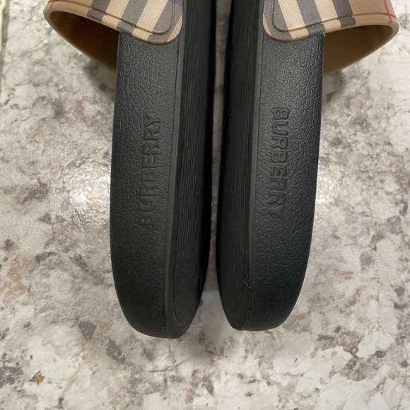 Burberry Slides - Picture 7 of 12